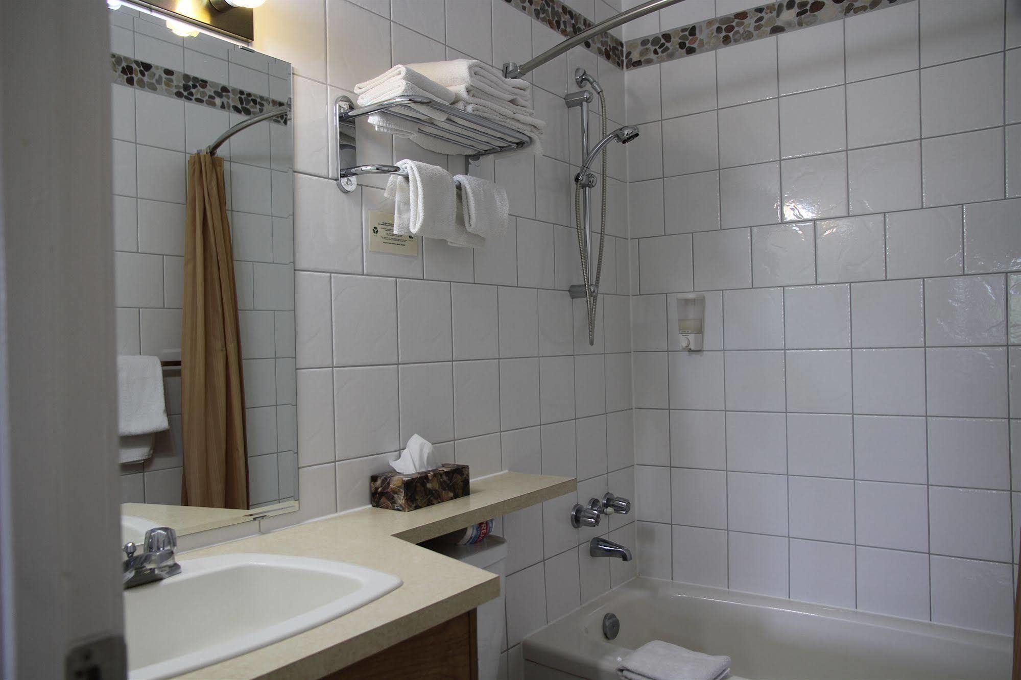 Waterfront Inn Penticton Bagian luar foto