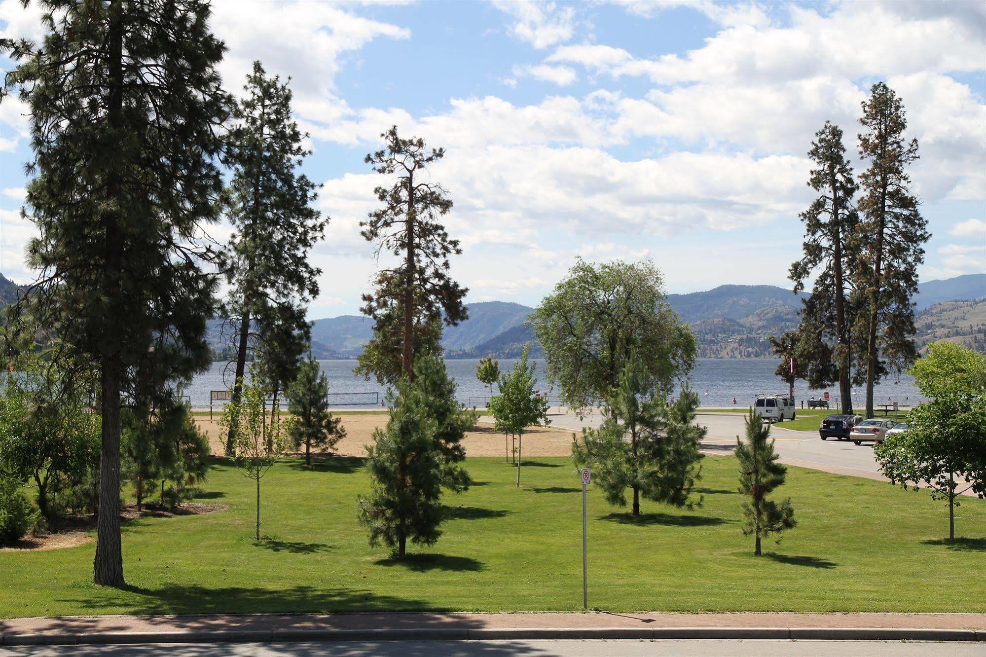 Waterfront Inn Penticton Bagian luar foto